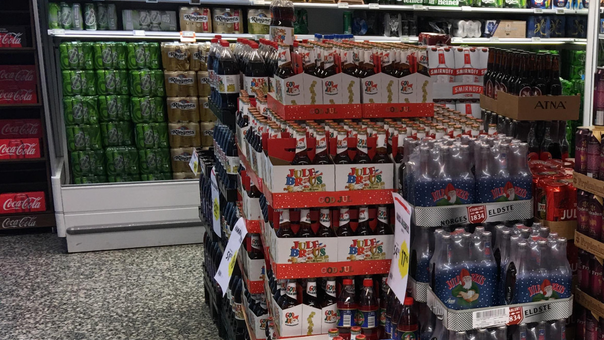Jesień 2023, a julebrus już w sklepach. Ulubione napoje bożonarodzeniowe Norwegów trafiły do sprzedaży
