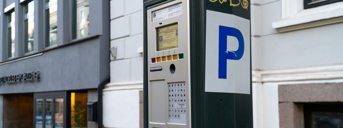 Niepewna przyszłość darmowego parkowania w stolicy. Elbile mogą stracić kolejne przywileje 