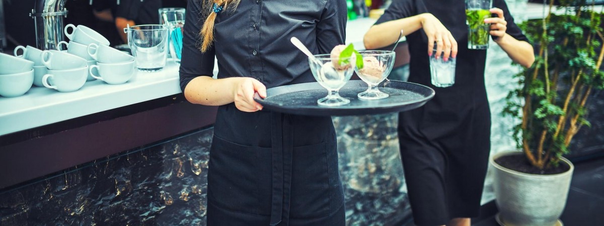 Nielegalne nadgodziny, zaniżane wypłaty i ukryty monitoring: tak firmy łamią prawa pracowników sezonowych