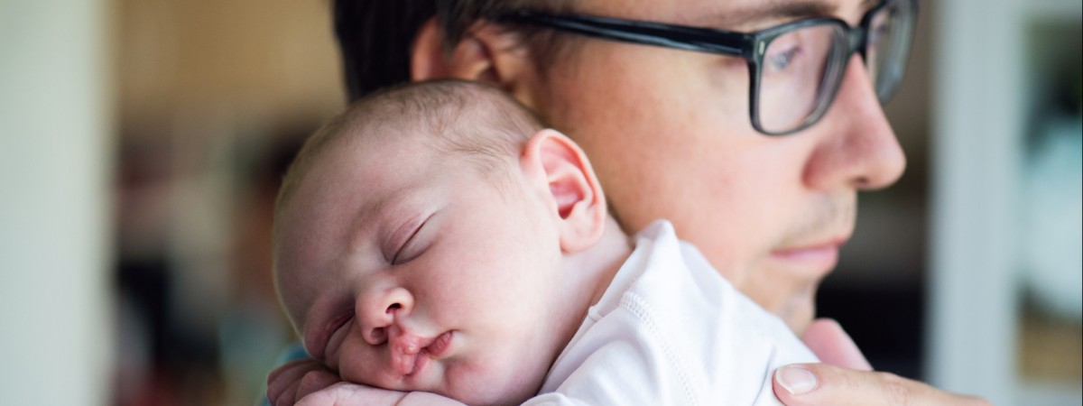 Uznanie ojcostwa bez wychodzenia z domu? Rząd planuje zmiany w ustawie