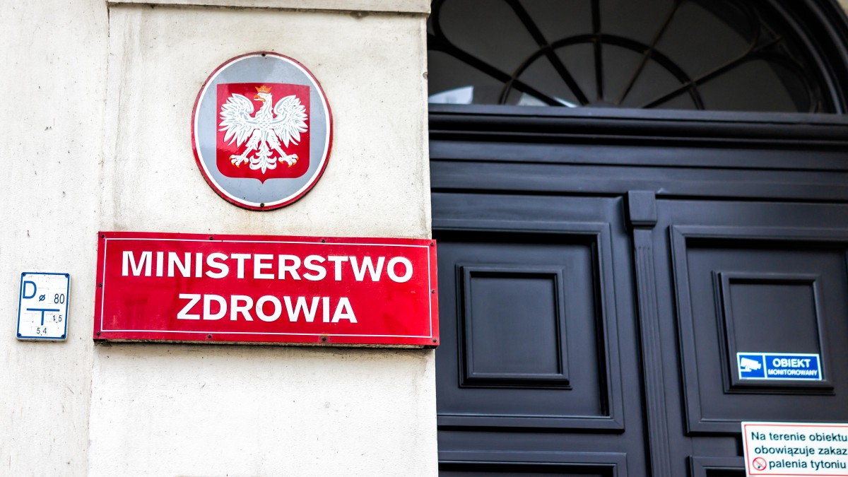 Środki kontroli emisji koronawirusa w Polsce utrzymane. Zła wiadomość dla majówkowiczów