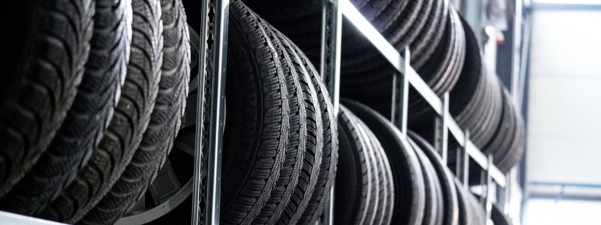 Czas na zmianę opon: od dziś nie można jeździć z „kolcami”