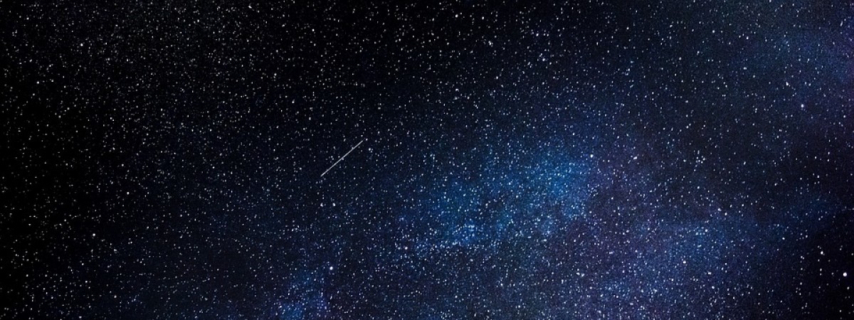 Kule ognia nad Norwegią. Deszcz meteorów rozświetlił nocne niebo