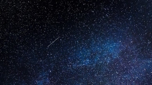 Kule ognia nad Norwegią. Deszcz meteorów rozświetlił nocne niebo