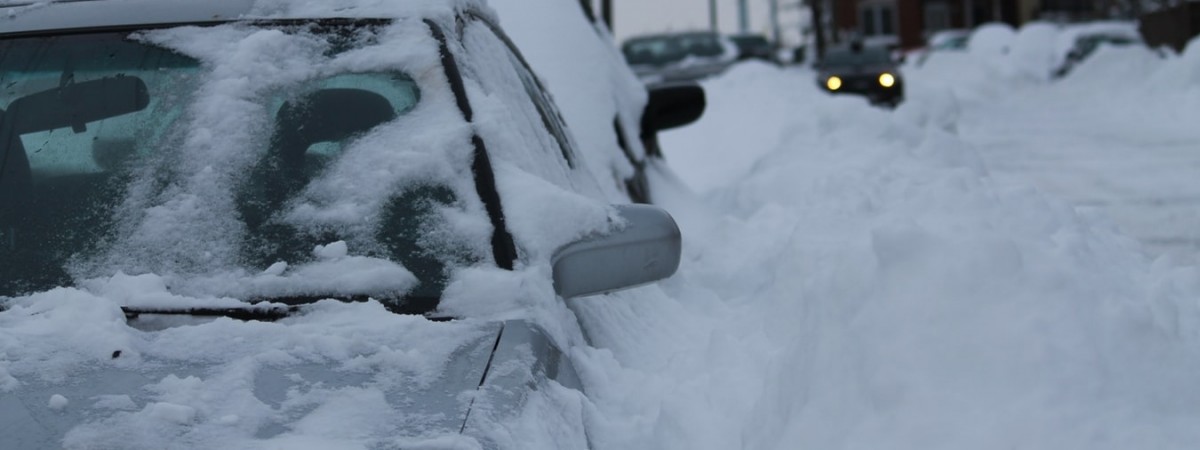 Zamknięte drogi i liczne wypadki. Śnieg znów daje się we znaki kierowcom 