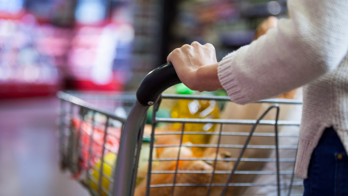 Grudzień z wyższą inflacją. Energia stabilizuje, żywność drożeje