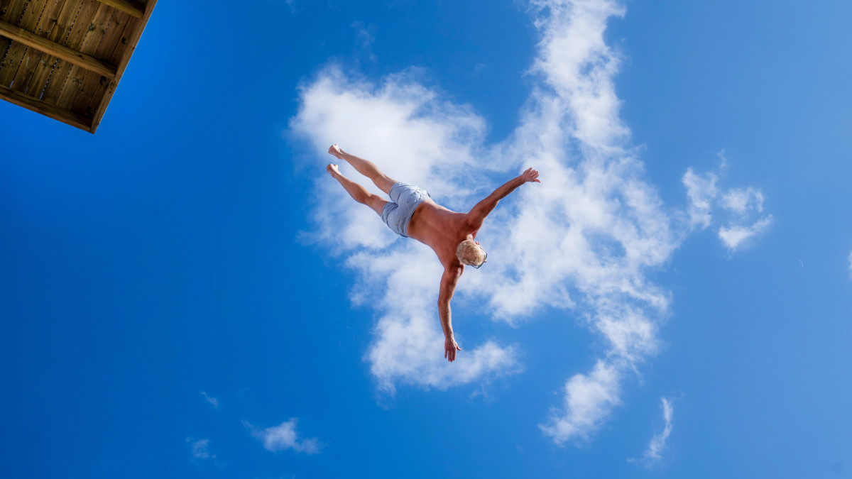 Skoczyła z 31-metrowego klifu i pobiła rekord świata. Norweżka ma apetyt na więcej w mistrzostwach „nurkowania śmierci”