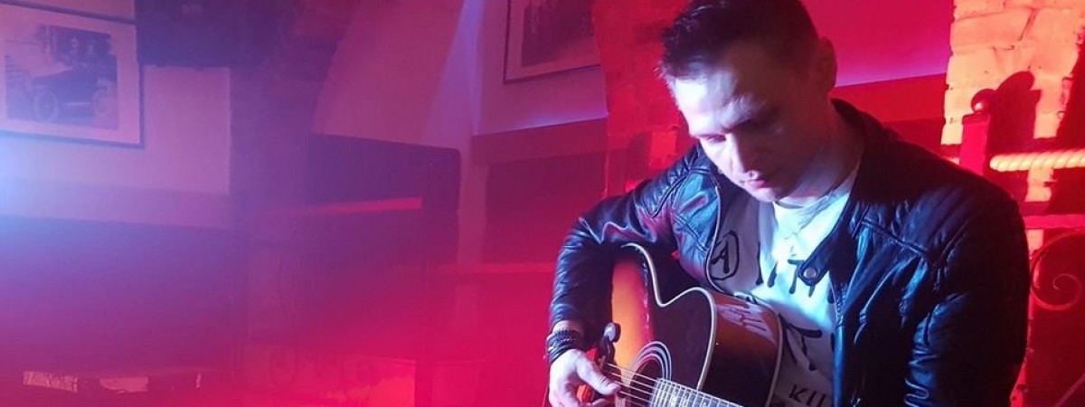 Miał być piłkarzem, został piekarzem. Po godzinach nagrał romantyczną piosenkę