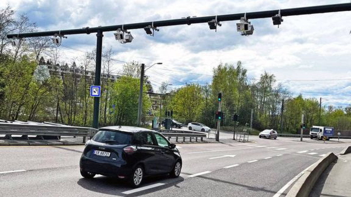 Kierowcy aut elektrycznych stracą ulgi? Zaboleć mogą opłaty w godzinach szczytu