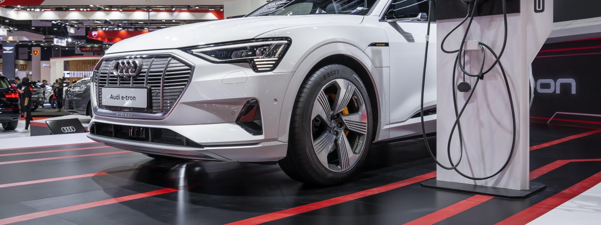 Nie tracą entuzjastów, chociaż częściej się psują: prawie połowa kupionych ostatnio aut to elektryki