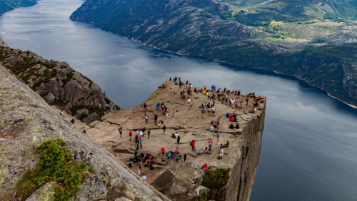 Wokół Preikestolen powstanie strefa ciszy? Turyści i mieszkańcy skarżą się na hałas helikopterów