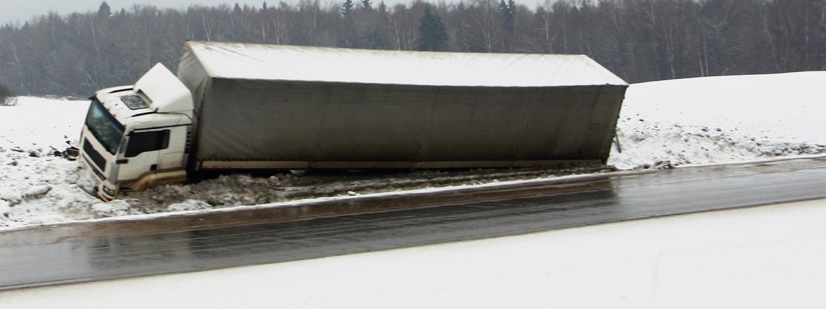Uwaga na bardzo śliskie drogi. Dzień pod znakiem kolizji i wypadków 