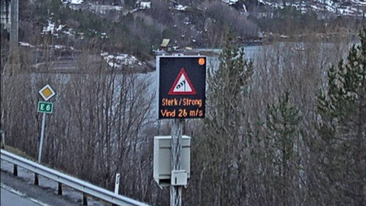 Zamknięte drogi, odwołane loty i ewakuacje: niebezpieczne warunki pogodowe w północnej Norwegii