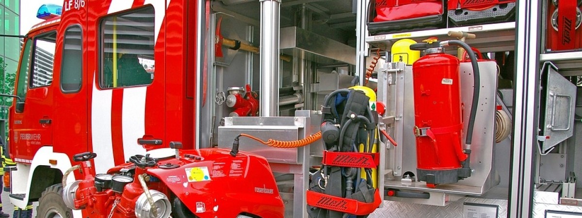 Wybuch i silny pożar w fabryce recyklingu metalu. Nie żyją dwie osoby