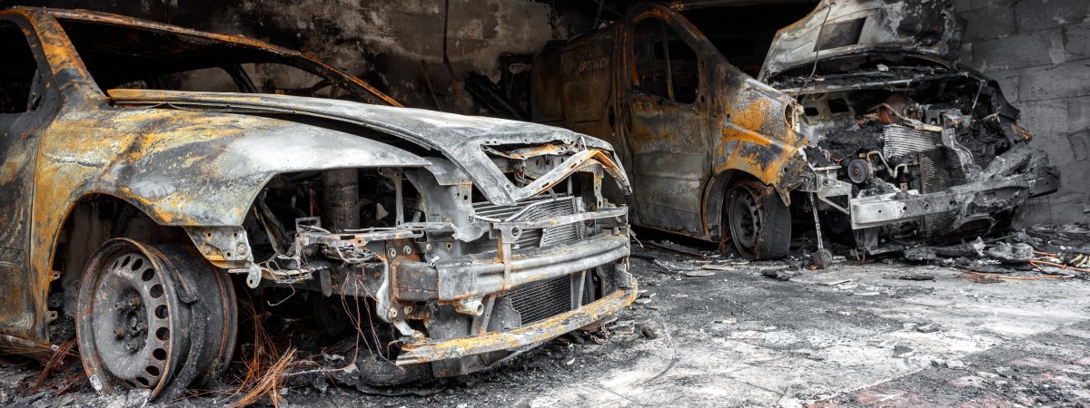 Po pożarze na lotnisku w Stavanger: rozpoczęto wyciąganie samochodów