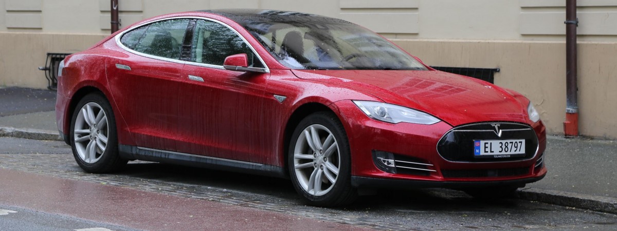 Rząd planuje „podatek od Tesli”. Elbile mogą podrożeć nawet o 70 tys. koron