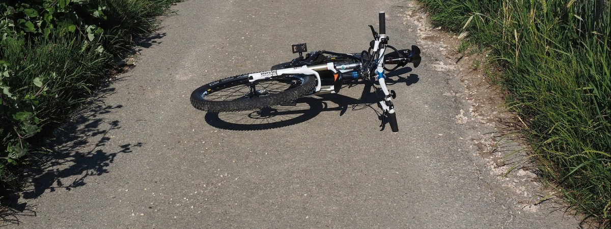 40-latek znaleziony martwy przy drodze. Policja prosi o pomoc świadków