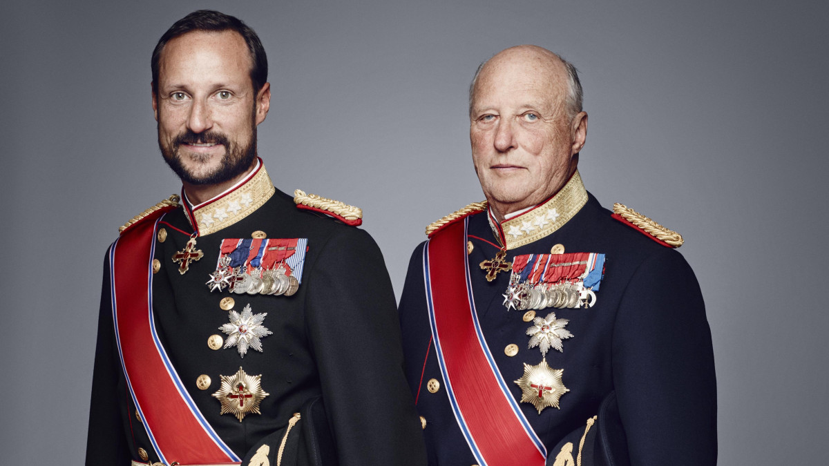Haakon VIII objął tron po śmierci Haralda V. Taką dewizę wybrał