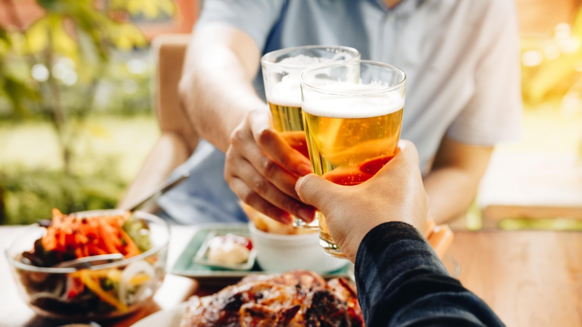 „Piwko w plenerze” w 2022 może uderzyć po kieszeni. Największe browary ogłaszają podwyżki cen