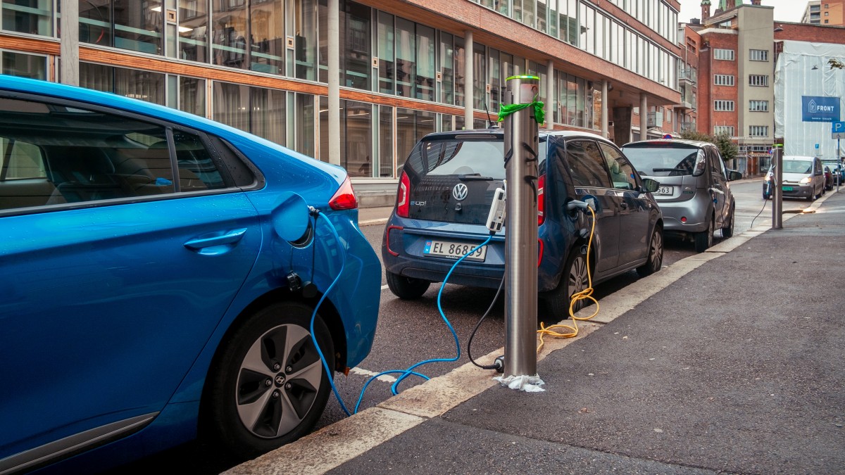 Nowe przepisy budowlane: każdy dom musi mieć ładowarkę do elektryka
