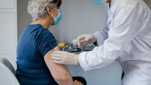Zmiany w ofercie szczepień na covid-19: seniorzy otrzymają dawkę przypominającą