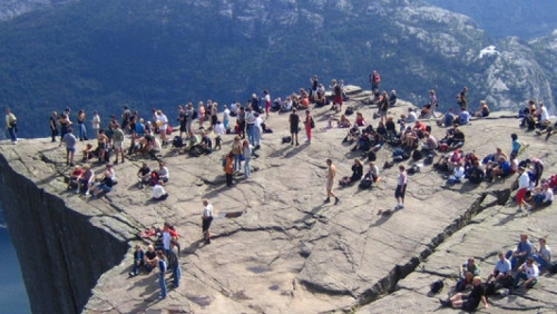 Słynny klif bije nowe rekordy: latem Preikestolen odwiedziło ponad 300 000 turystów