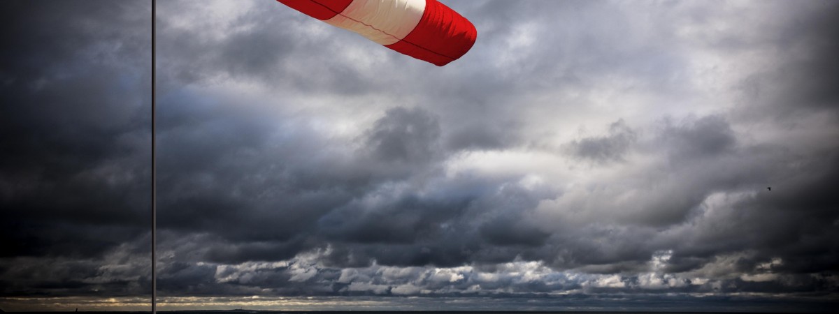 Silny sztorm na zachodnim wybrzeżu: zamknięte drogi i wstrzymane połączenia promowe 