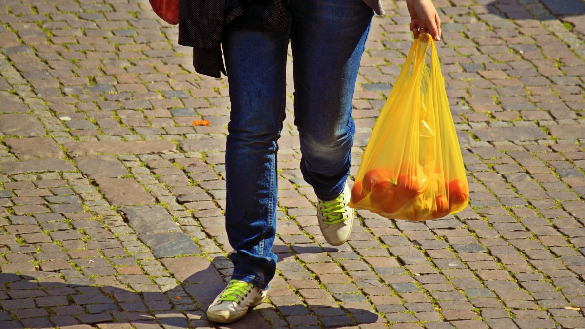 Plastikowe torby coraz droższe. Mieszkańcy muszą przygotować się na kolejne podwyżki