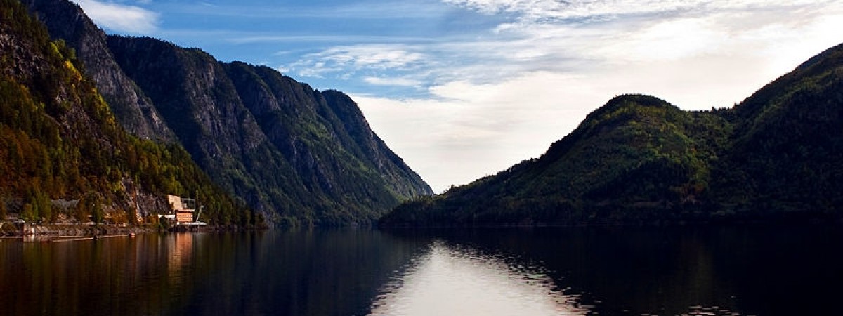 Położona na wodzie, otoczona górami. Nowa sauna w Telemarku to magnes na turystów