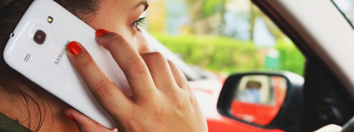Wyższe mandaty i punkty karne: za rozmowę przez telefon będzie można stracić „prawko”