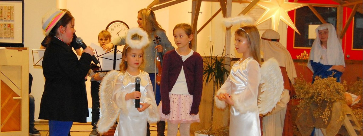 Dyskusja diabłów, rodzinna atmosfera i wizyta św. Mikołaja – Wigilia i Jasełka w Polskiej Szkole w Bergen [ZDJĘCIA]