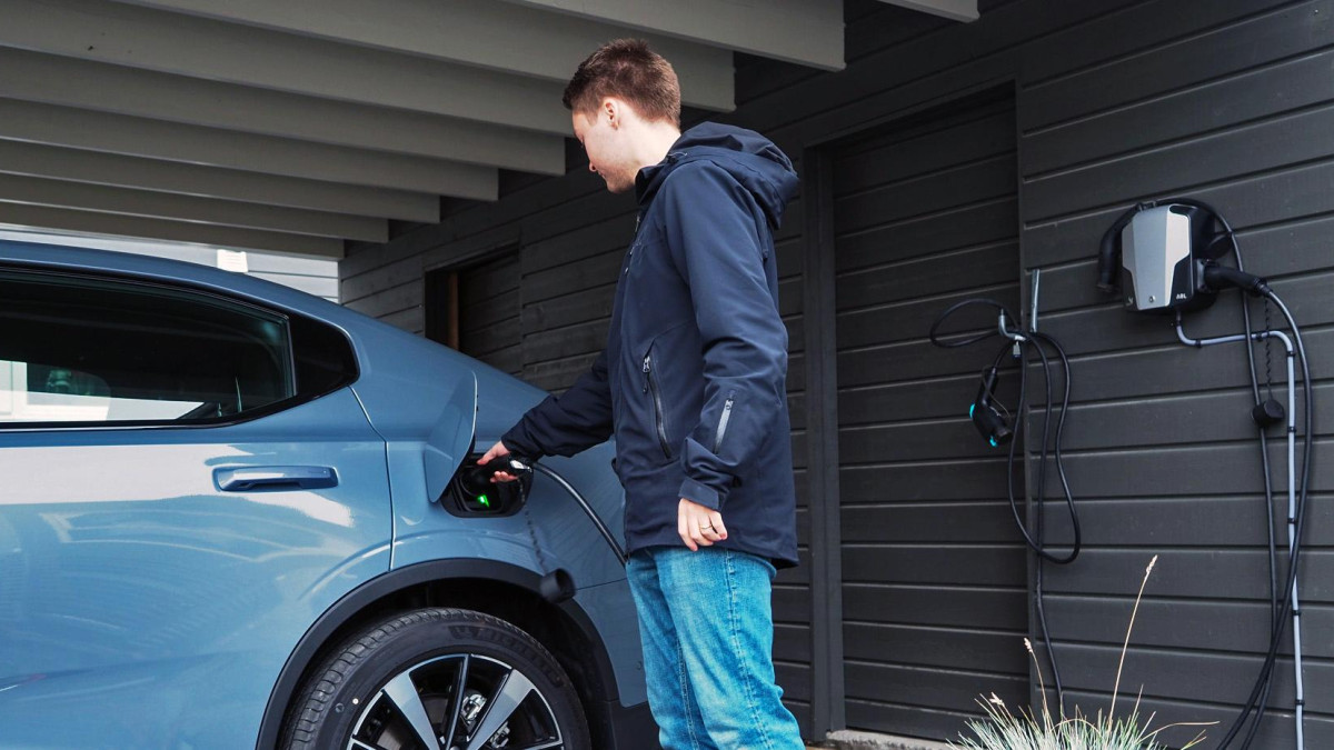 Ładowanie samochodu elektrycznego w Norwegii. Która opcja bardziej się opłaca?