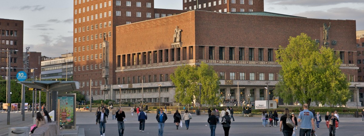 Z Oslo znikają parkingi, a powstają… rabatki i plenerowe biura. Ma być eko, ale nie wszyscy są „za”