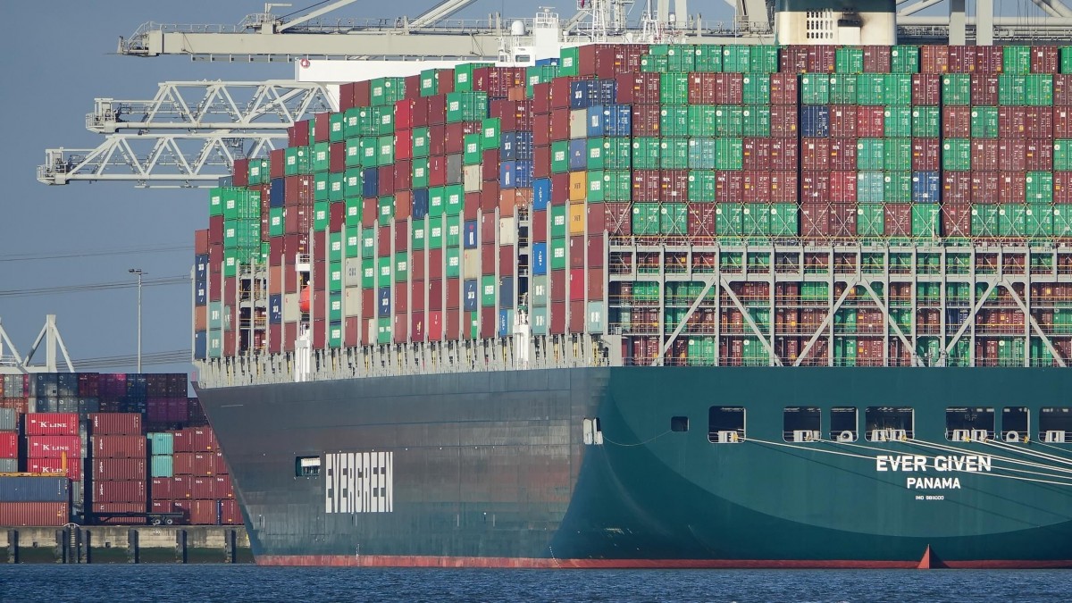 Potężny kontenerowiec utknął w Kanale Sueskim. Wiózł towary dla Norwegii