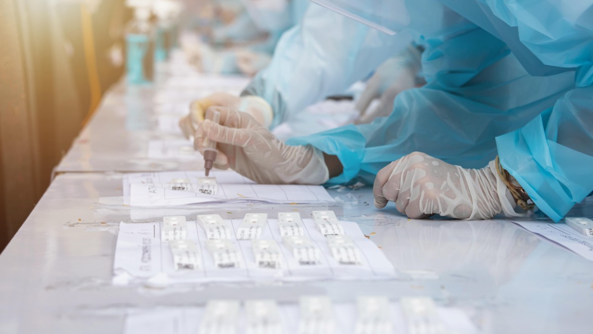 Nowa mutacja koronawirusa „deltakron” pojawiła się w Europie. FHI: nie ma powodów do paniki