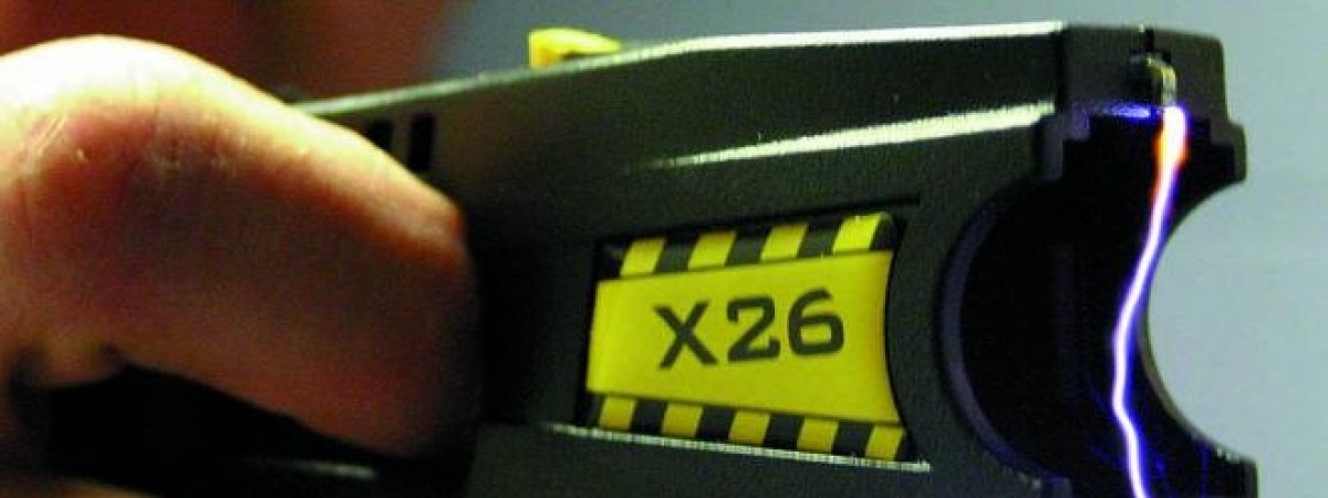 Funkcjonariuszy czeka wielki test: będą nosić broń. Obrońcy praw człowieka sceptyczni