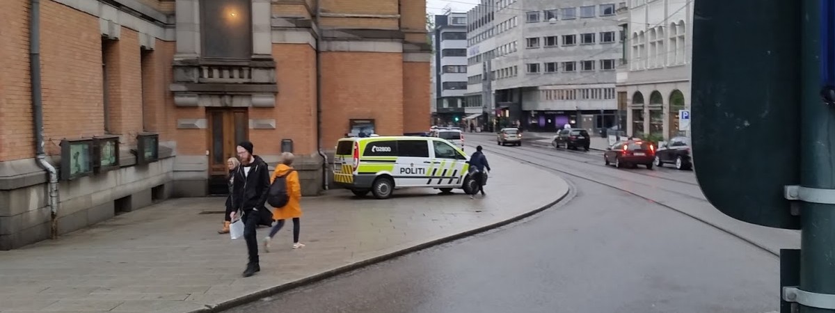 Policjanci walczą z mandatami za nieopłacone parkowanie… swoich radiowozów