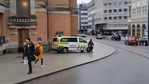 Policjanci walczą z mandatami za nieopłacone parkowanie… swoich radiowozów