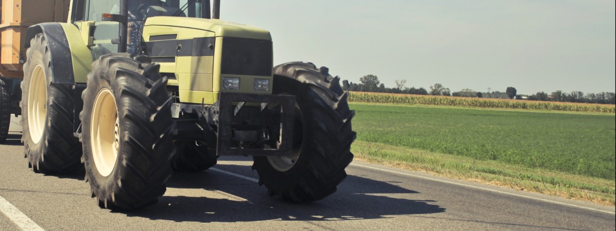 Jechał po ekspresówce traktorem, pijąc piwo. Policja ścigała go przez dwa okręgi