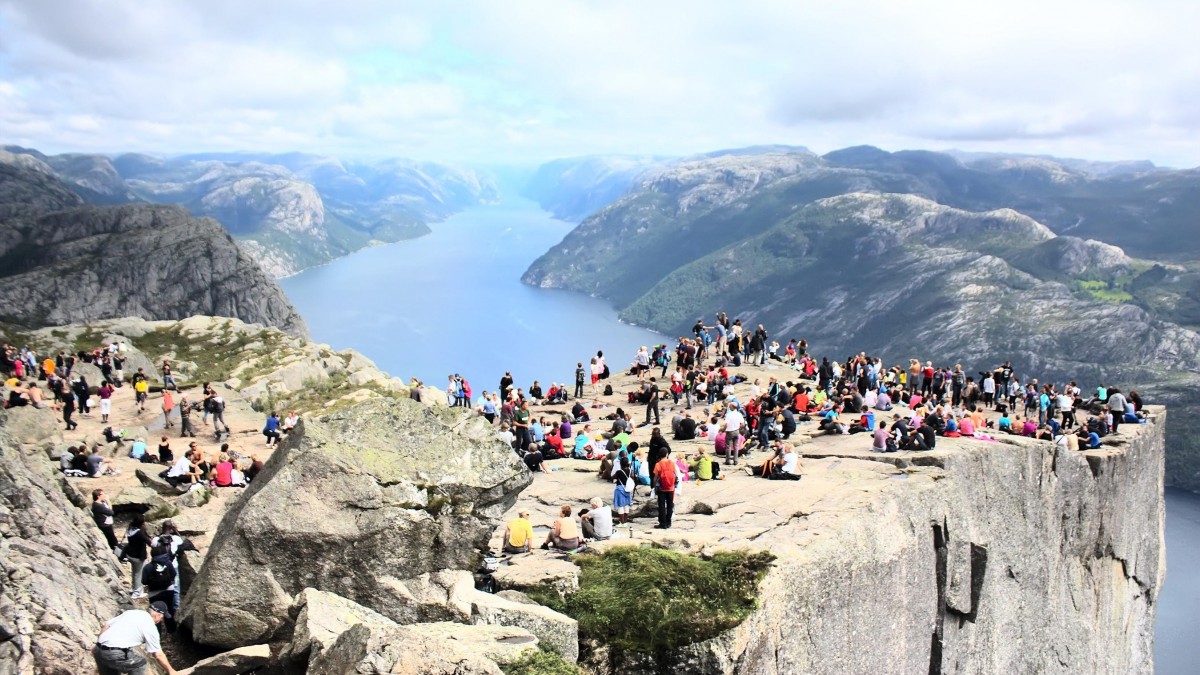 Turystyczne oblężenie na Preikestolen i wycieczkowcach. To będzie rekordowe lato dla Norwegii