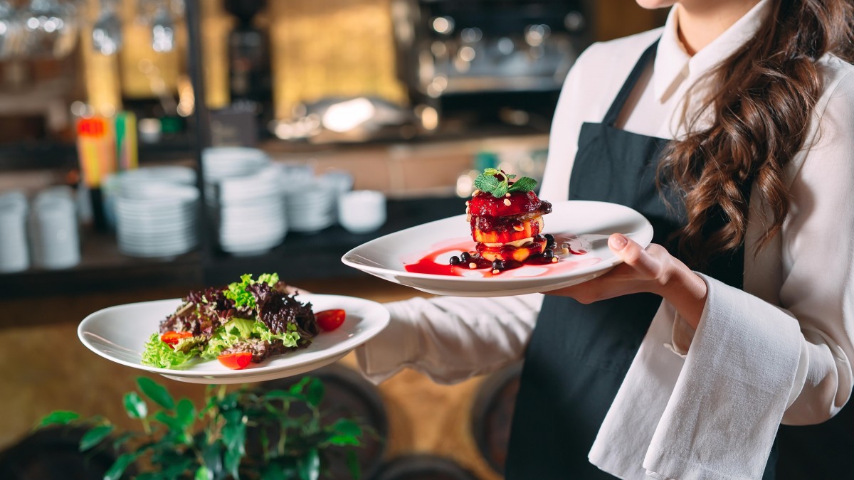 Szef nie może dokonywać potrąceń z napiwków pracowników. Ważny wyrok 