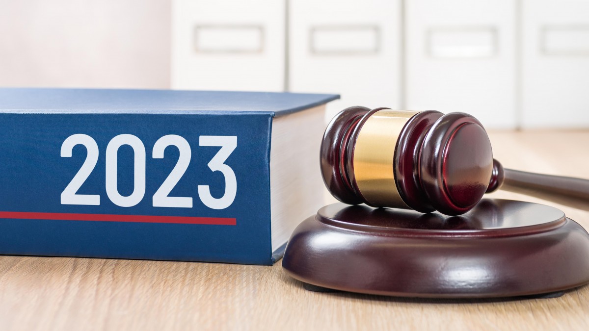 Ustawa o dzieciach, kredyt i koniec ze świetlówkami. Te przepisy zmienią się w 2023 roku