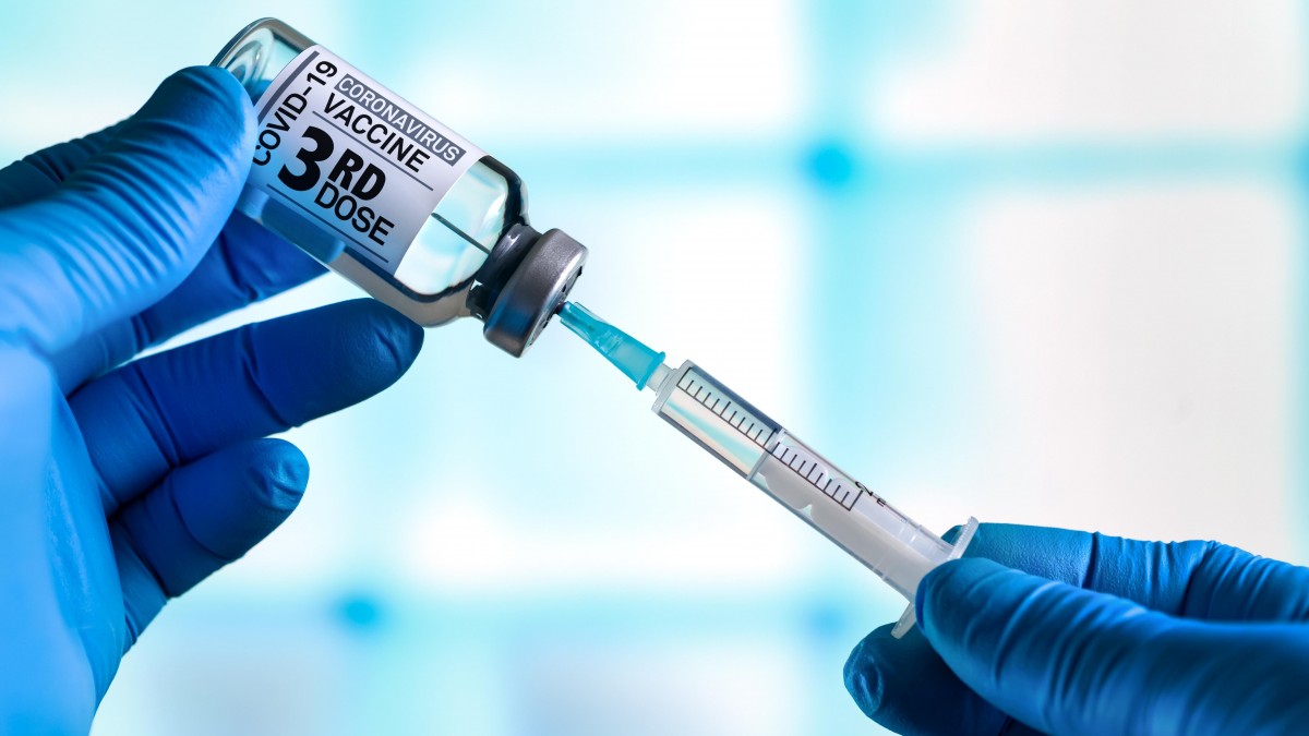 Te osoby mogą zaszczepić się trzecią dawką. FHI precyzuje