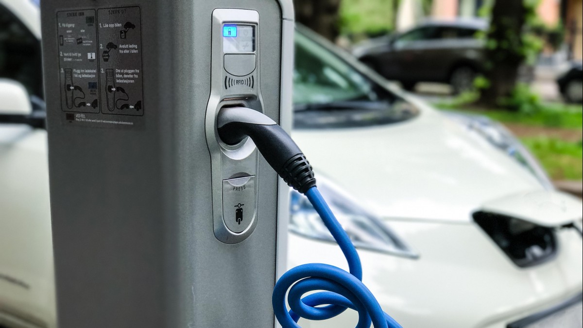 Miało być 200, powstało 20 razy mniej: Oslo nie spełniło obietnicy o stacjach ładowania elbili