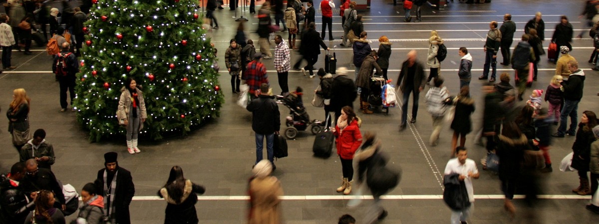 Do Polski na Święta: autokarem długo, samolotem coraz drożej, samochodem razem z innymi [PRZEGLĄD OPCJI]