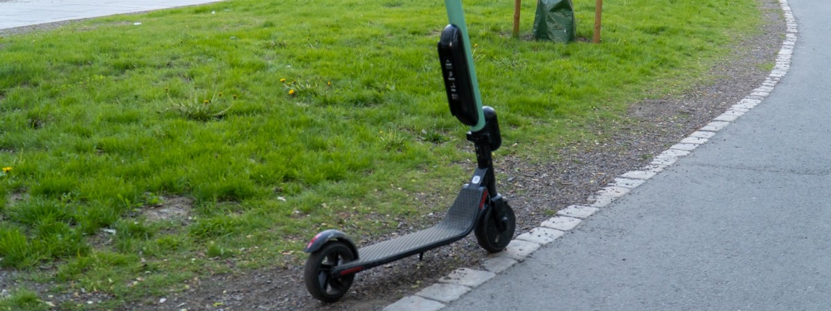 Jednośladem po imprezie: nietrzeźwi użytkownicy hulajnóg to nowa plaga stolicy