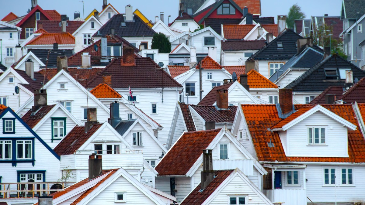 Nikt nie będzie stał pod oknem, by sprawdzić, czy ktoś przestrzega kwarantanny. Ale złamanie jej zasad słono kosztuje