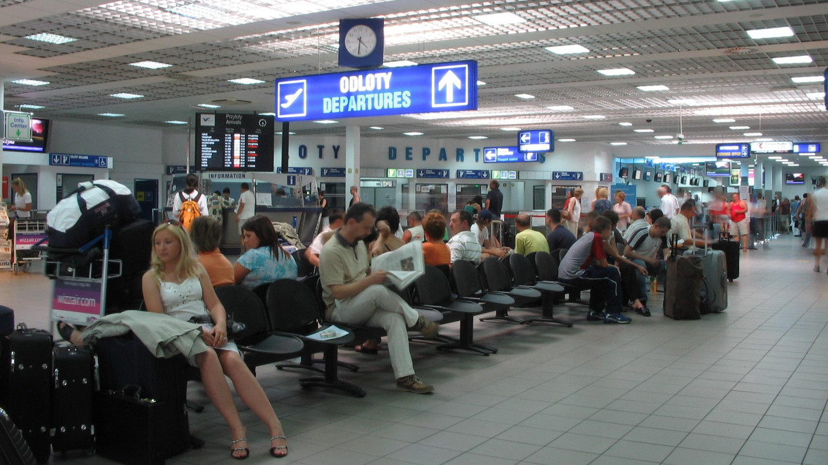 Norweg zatrzymany w Katowicach. Pijany 31-latek zaatakował funkcjonariusza na lotnisku