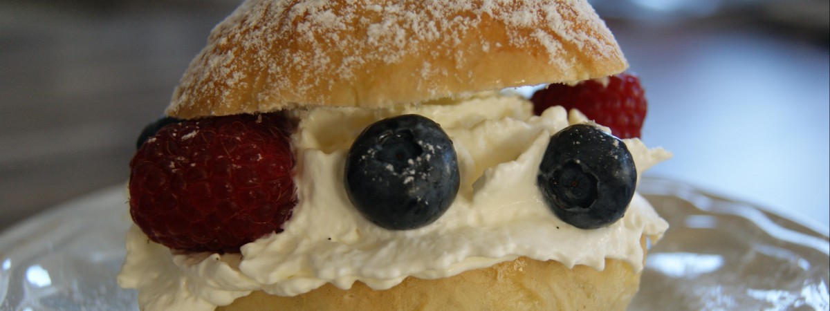 Karnawałowe bułeczki ze śmietaną i owocami