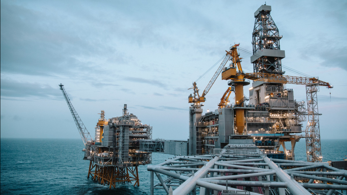 Cięcia i groźba wojny powstrzymają spadek cen? Zamieszanie na rynku ropy